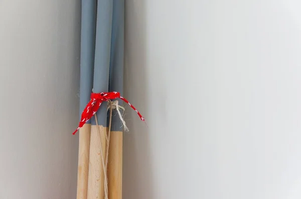 Close Paus Madeira Com Tinta Cinza Uma Fita Vermelha Com — Fotografia de Stock