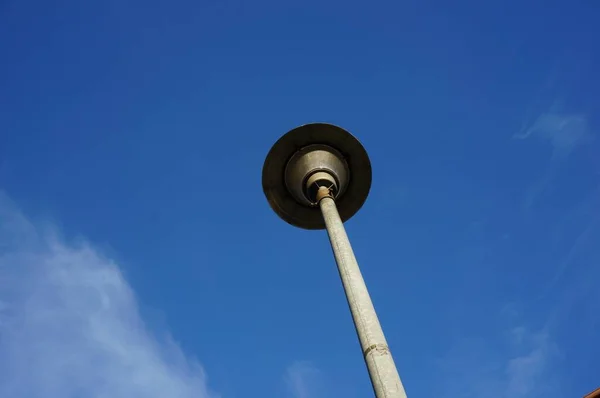 Eine Flache Aufnahme Eines Laternenpfahls Vor Blauem Himmel — Stockfoto