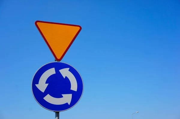 Крупный План Дорожного Знака Предупреждающего Предстоящем Кольце Ясным Голубым Небом — стоковое фото