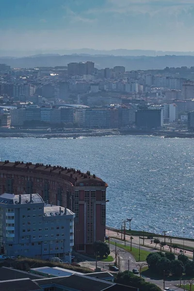 Vertikální Záběr Budov Blízkosti Vody Coruna Galicii Španělsko — Stock fotografie