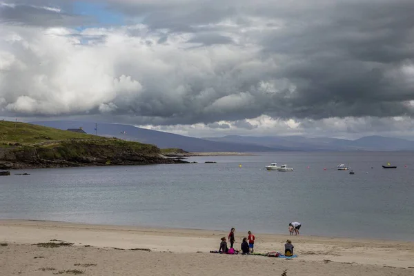 克莱儿岛 2019年8月4日 一个家庭在爱尔兰梅奥县西海岸外的克莱尔岛上享受一个空旷的海滩 — 图库照片