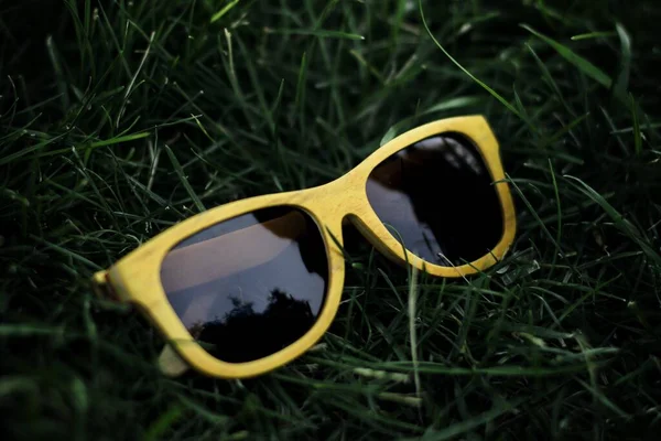 노란색 선글라스의 클로즈업 — 스톡 사진
