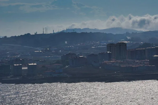 Ett Hav Med Byggnader Avstånd Coruna Galicien Spanien — Stockfoto