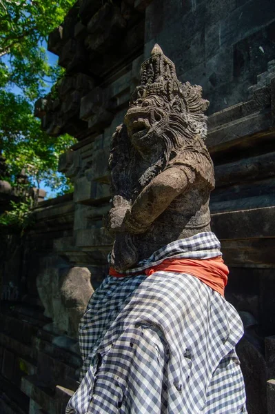 Vertikální Detailní Záběr Kamenné Sochy Historické Budovy Bali Indonésie — Stock fotografie