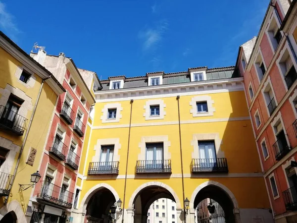 Tiro Ângulo Baixo Edifícios Laranja Amarelo Cuenca Espanha Sob Céu — Fotografia de Stock