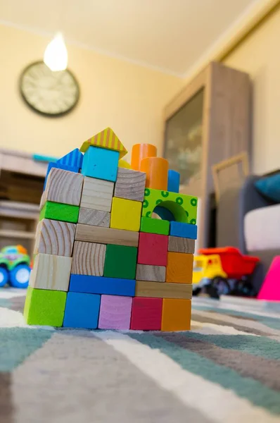 Castillo Hecho Bloques Madera Apilados Coloridos Sobre Una Alfombra —  Fotos de Stock