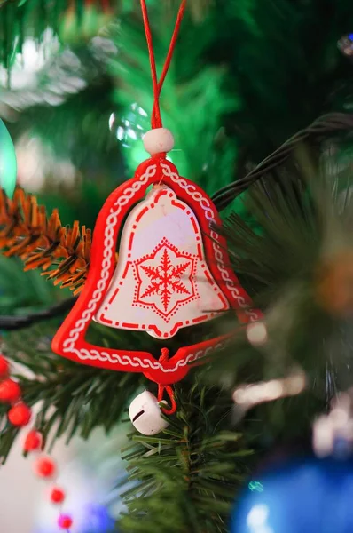 Gros Plan Ornement Noël Forme Cloche Rouge Accroché Arbre Noël — Photo