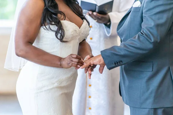 Beautiful Shot Couple Exchanging Rings Wedding Ceremony — Stock Photo, Image