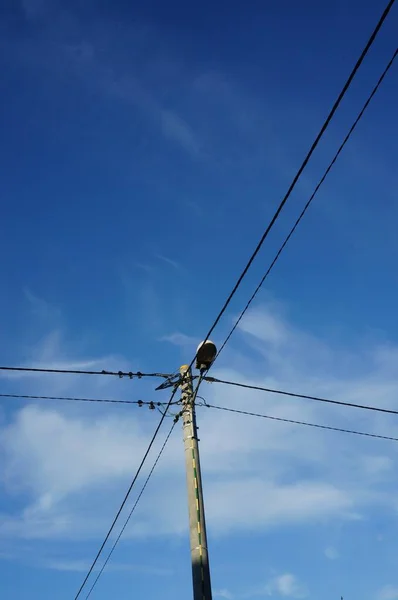 Plan Vertical Angle Bas Lampadaire Fils Sous Ciel Nuageux Bleu — Photo