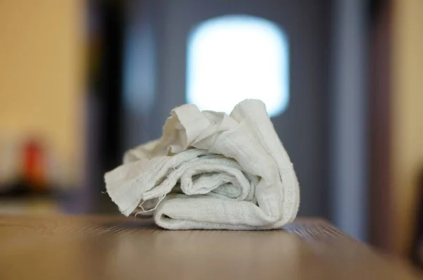 Ένα Κοντινό Πλάνο Επιλεκτικής Εστίασης Διπλωμένων Λευκών Πετσετών Ξύλινο Τραπέζι — Φωτογραφία Αρχείου