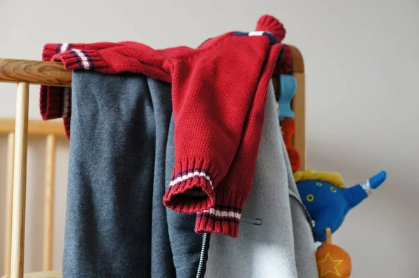 Camisola Malha Vermelha Uma Criança Berço — Fotografia de Stock