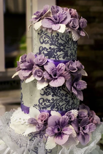 Vertical Closeup Shot Tall Beautifully Decorated Cake Purple Flowers — Stock Photo, Image