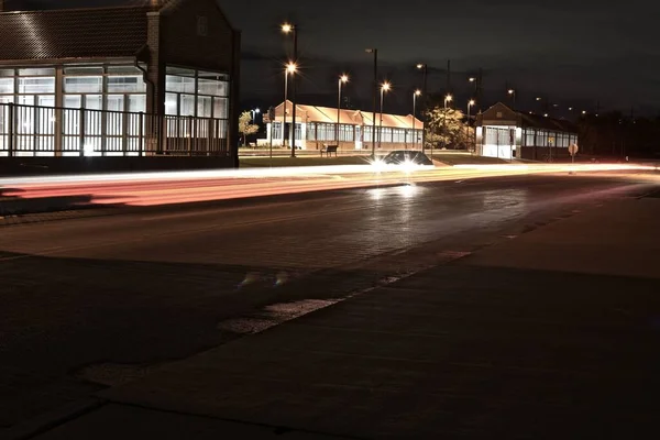 Gece Boyunca Binalar Lambalarla Çevrili Hareket Efektleri Olan Bir Yol — Stok fotoğraf