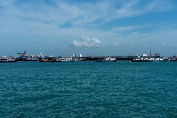 新加坡 新加坡 2020年2月25日 新加坡 新加坡 2020年2月25日 船只在蓝天内进出新加坡的码头 — 图库照片