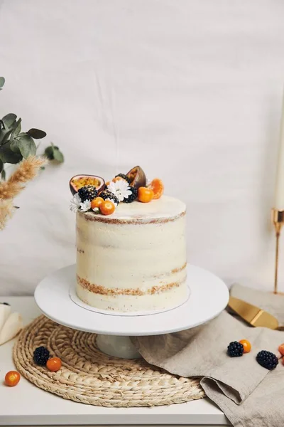 Pastel Con Bayas Maracuyá Junto Una Planta Sobre Fondo Blanco — Foto de Stock