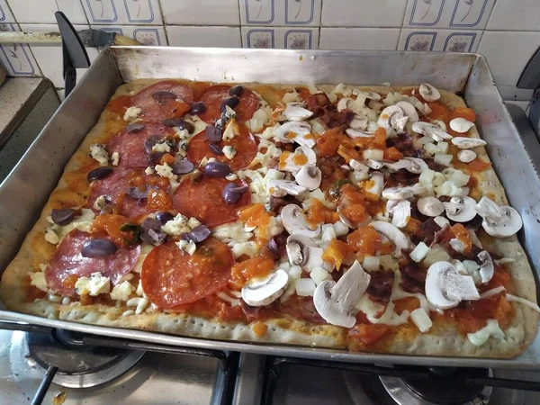 Een Close Van Een Rauwe Zelfgemaakte Pizza Een Pan Oven — Stockfoto