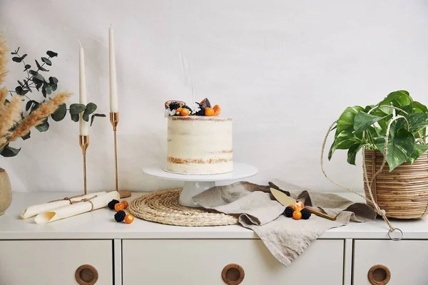 Biały Tort Jagodami Marakuja Obok Roślin Świec Białym Tłem — Zdjęcie stockowe
