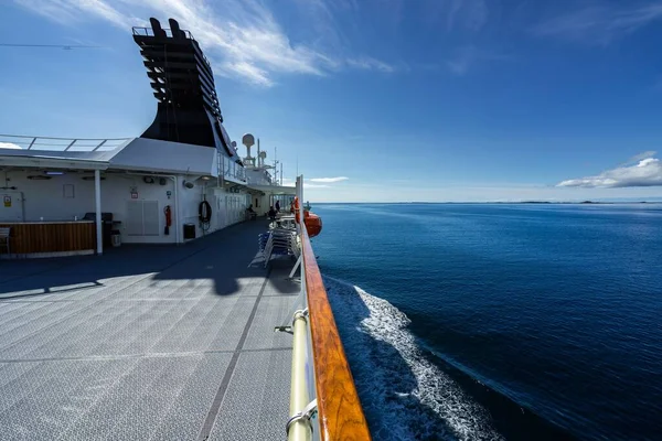 Круїзний Корабель Морі Під Сонячним Світлом Голубе Небо Норвегії — стокове фото