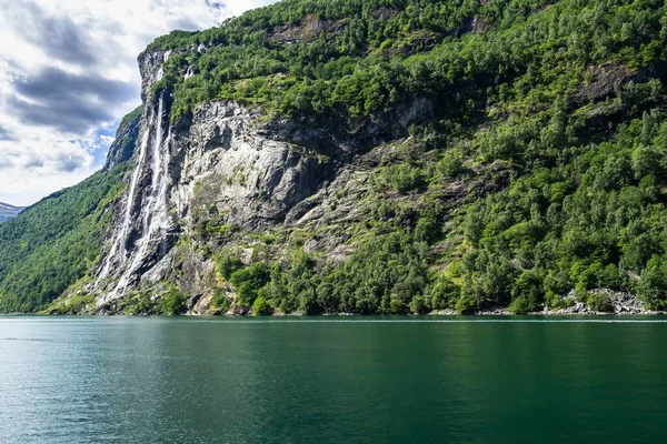 七姐妹瀑布落在挪威桑诺莫尔市Geiranger Fjord上空 — 图库照片