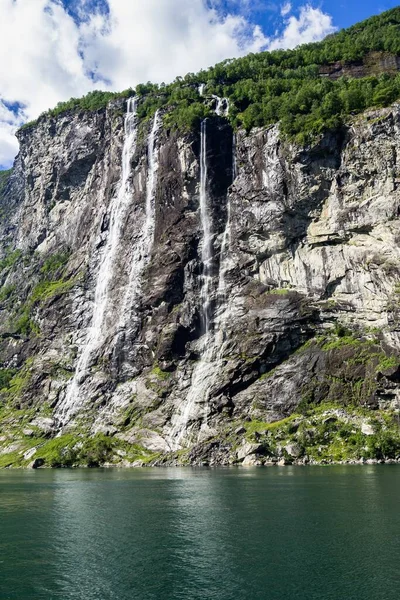 Eine Vertikale Aufnahme Des Wasserfalls Die Sieben Schwestern Geiranger Fjord — Stockfoto