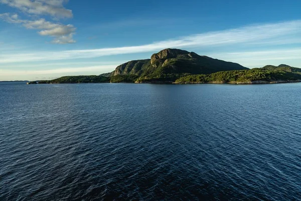 Море Оточує Пагорби Вкрите Зеленню Під Сонцем Норвегії — стокове фото