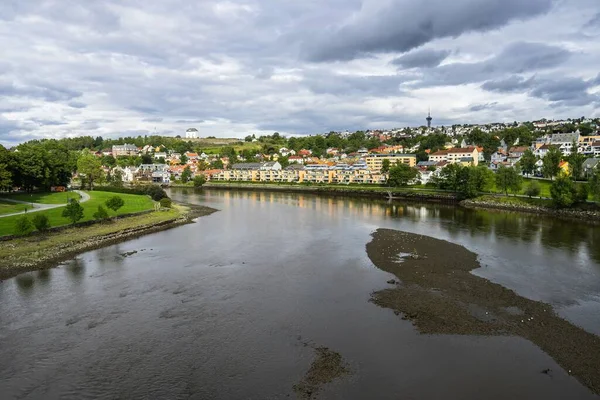 Nidelva Nehri Norveç Trondheim Bulutlu Bir Gökyüzünün Altında Binalar Yeşilliklerle — Stok fotoğraf