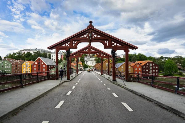 Oude Stadsbrug Omringd Door Gebouwen Onder Een Bewolkte Hemel Trondheim — Stockfoto