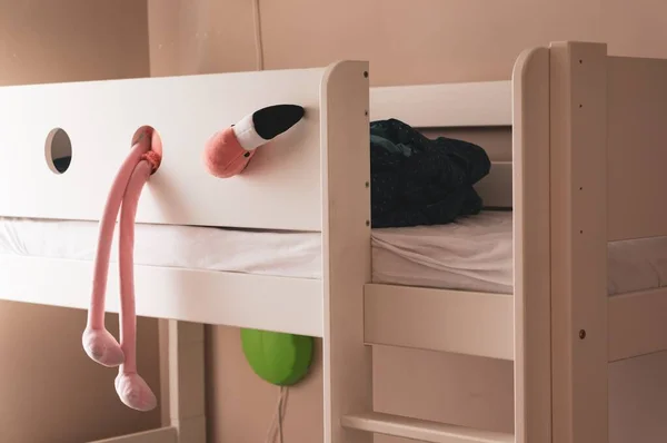 Nahaufnahme Eines Rosafarbenen Flamingo Stofftieres Das Bett Hängt — Stockfoto