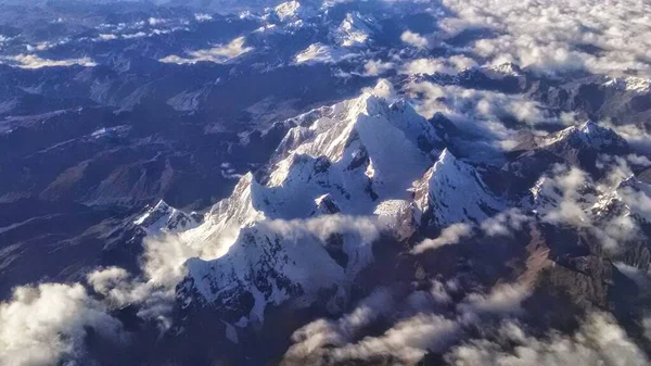 Una Vista Plana Las Montañas Rocosas Cubiertas Nieve Bajo Luz — Foto de Stock