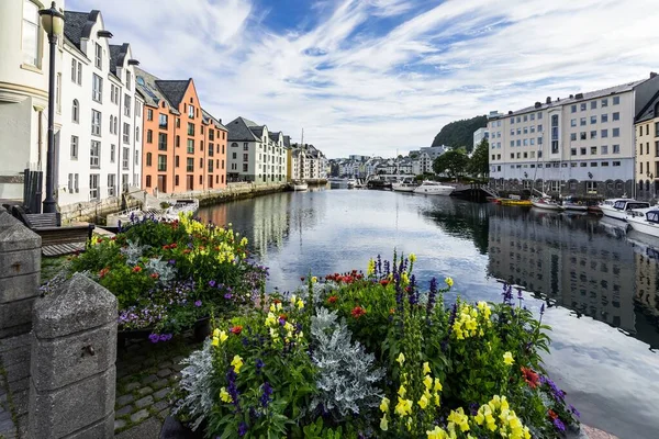 Norveç Alesund Bulutlu Bir Gökyüzünün Altında Çiçeklerle Renkli Binalarla Çevrili — Stok fotoğraf