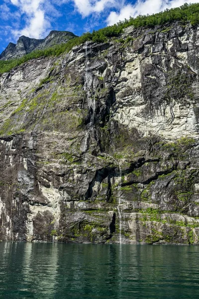 Plano Vertical Cascada Bridal Veil Geirangerfjord Sunnmore More Romsdal Noruega — Foto de Stock