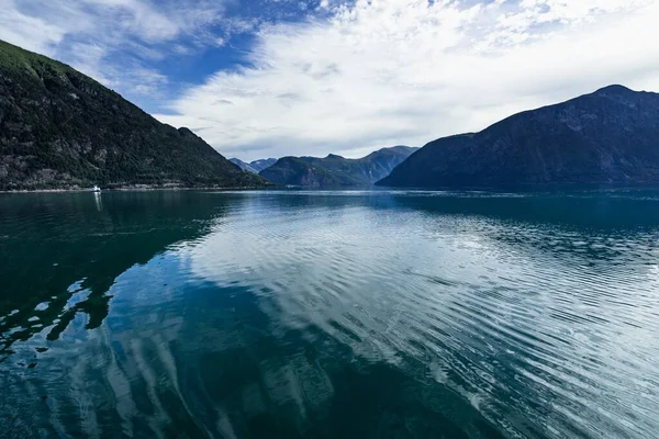 Storfjorden Norveç Bulutlu Bir Gökyüzünün Altında Yeşilliklerle Kaplı Tepelerle Çevriliydi — Stok fotoğraf