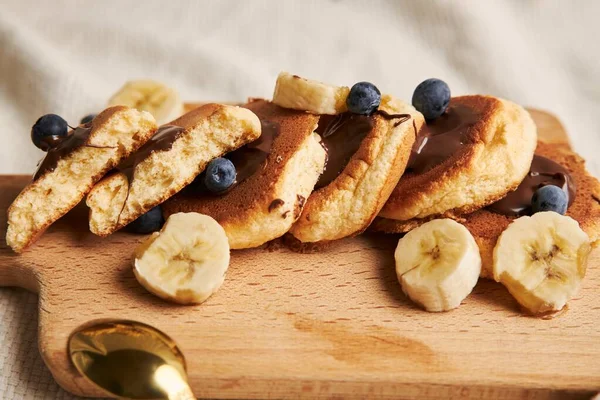 나무판 초콜릿 바나나를 맛있는 팬케이크 — 스톡 사진