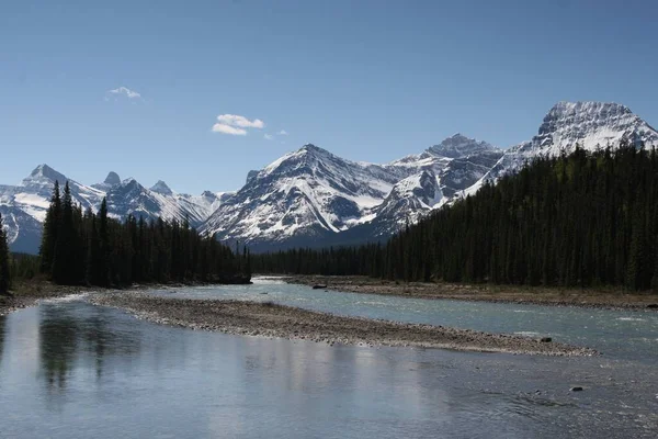 Cuerpo Agua Rodeado Nubes Los Parques Nacionales Banff Jasper —  Fotos de Stock