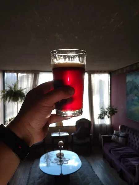 Close Vertical Homem Segurando Copo Cerveja Sob Luzes Uma Casa — Fotografia de Stock