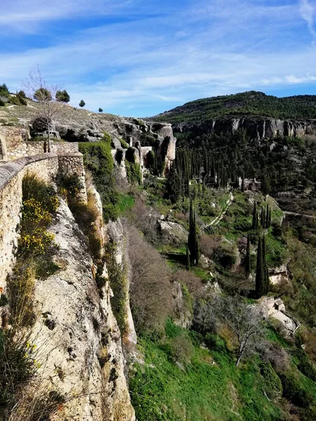 Piękny Widok Gór Zieleni Pod Błękitnym Niebem Cuenca Hiszpania — Zdjęcie stockowe