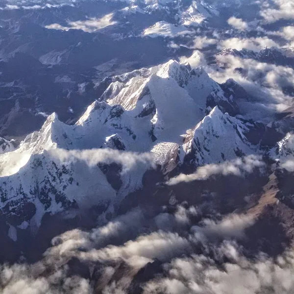 Αεροπλάνο Θέα Βραχώδη Βουνά Καλυμμένα Από Χιόνι Κάτω Από Φως — Φωτογραφία Αρχείου