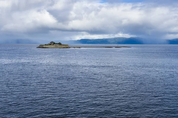 Ilha Munkholmen Rodeada Por Fiorde Sob Céu Nublado Trondheim Noruega — Fotografia de Stock