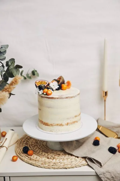 Pastel Blanco Con Bayas Maracuyá Junto Una Planta Sobre Fondo — Foto de Stock