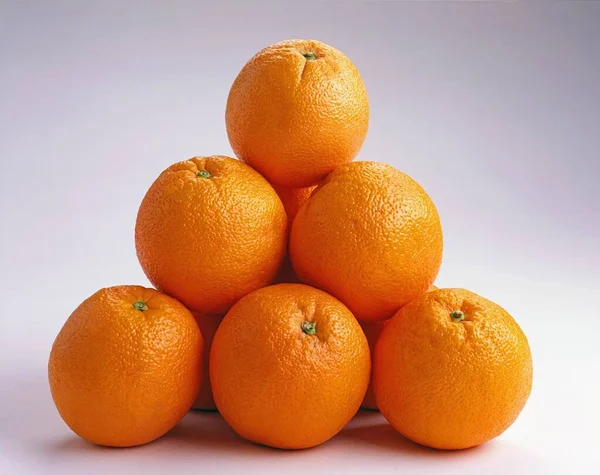 Detailní Záběr Pomerančů Sebe Bílém Povrchu Skvělé Pozadí — Stock fotografie