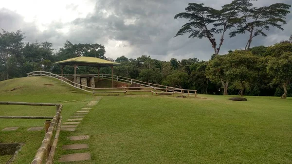 Parc Archéologique San Agustn Entouré Verdure Sous Ciel Nuageux Colombie — Photo
