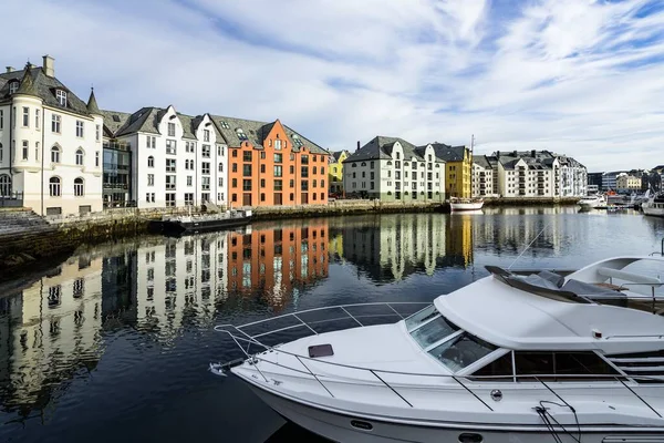 Лодка Реке Окружении Красочных Зданий Облачным Небом Алезунде Норвегия — стоковое фото