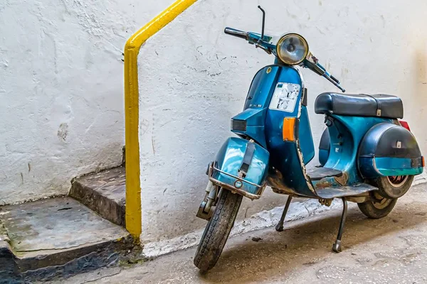 Primo Piano Vecchio Ciclomotore Blu Davanti Muro Bianco — Foto Stock