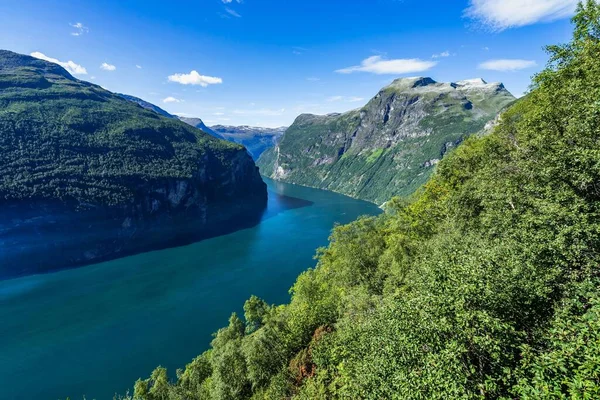 Гейрангер Фьорд Окружении Холмов Покрытых Зеленью Солнечным Светом Норвегии — стоковое фото