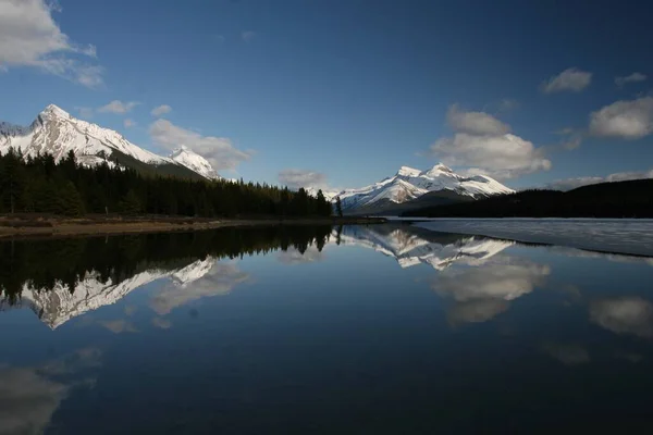 Egy Víztest Felhőkkel Körülvéve Banff Jasper Nemzeti Parkban — Stock Fotó