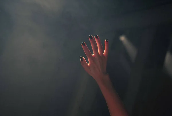 Close Mão Uma Mulher Cobrindo Luzes Com Fundo Escuro Embaçado — Fotografia de Stock