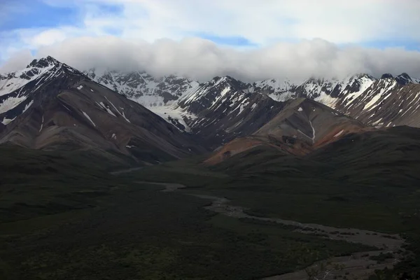 Una Serie Bellissime Montagne Rocciose Ricoperte Neve Alaska — Foto Stock