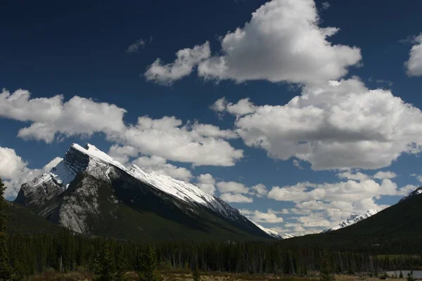 Las Montañas Banff Jasper Parques Nacionales Bajo Cielo Nublado —  Fotos de Stock