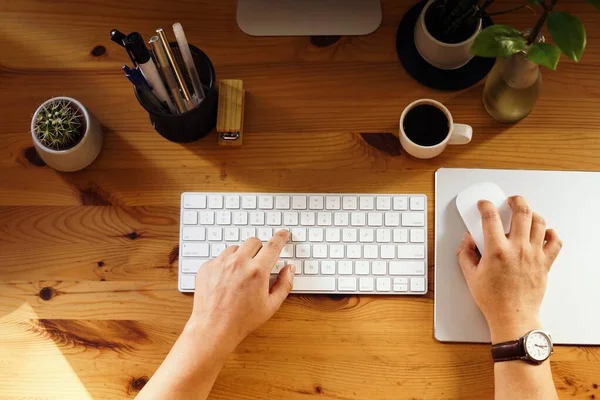 Primer Plano Empresario Trabajando Desde Casa Haciendo Cálculos — Foto de Stock