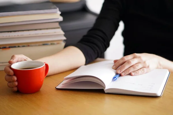 Primer Plano Una Mujer Que Trabaja Estudia Desde Casa Con — Foto de Stock